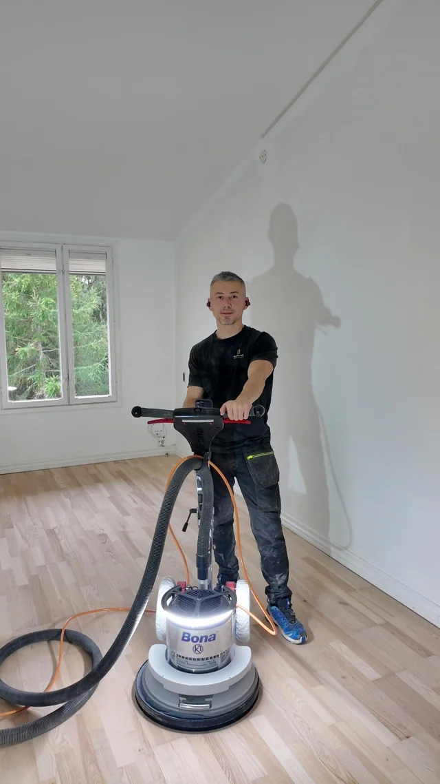 Philip fra Blangsted Gulvservice med professionel gulvmaskine