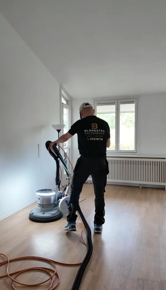 Philip fra Blangsted Gulvservice udfører professionel gulvslibning