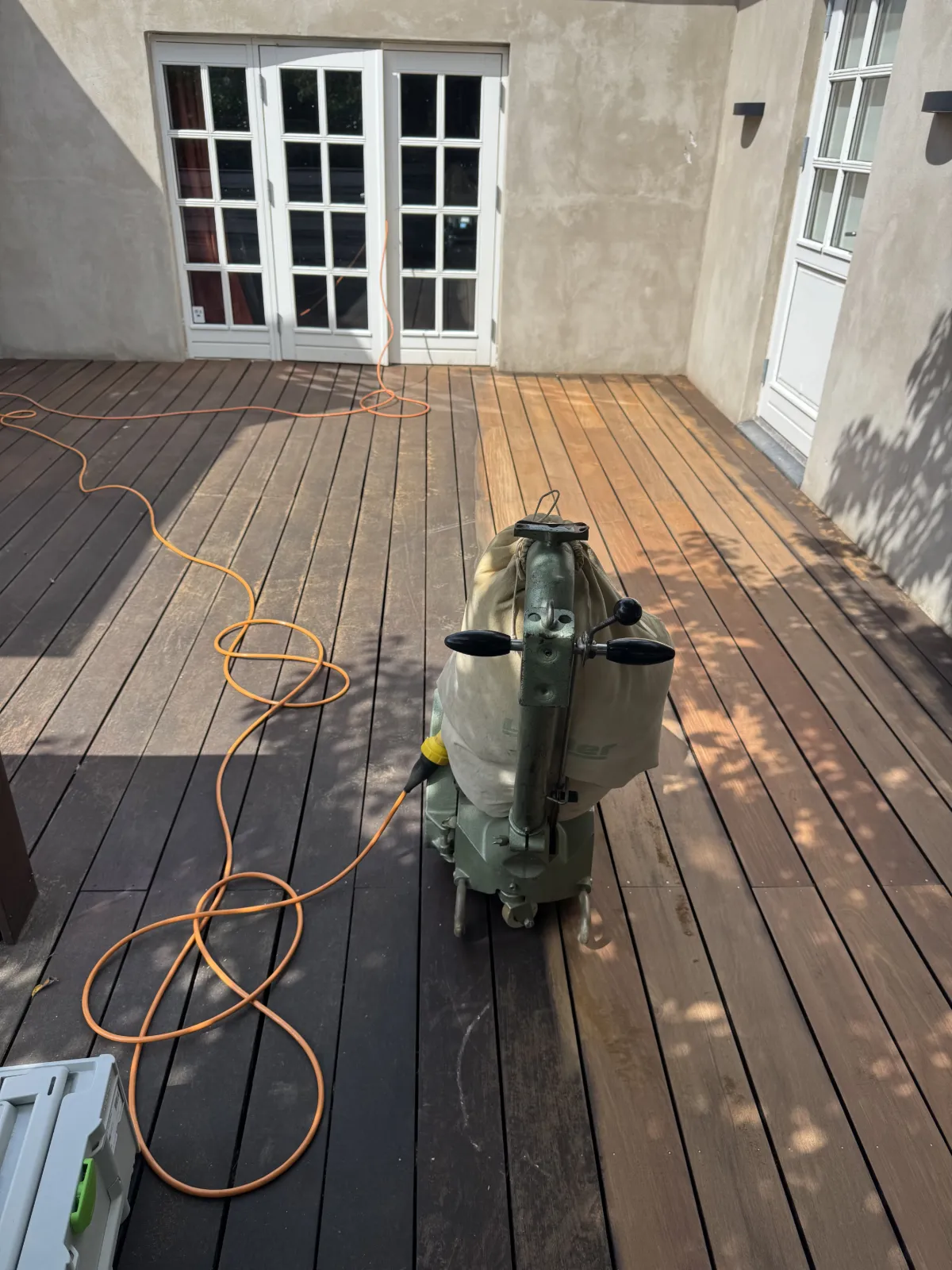 Færdigt resultat: Cumaru (terrasse) Massivt træ køkkenbord i Rødovre behandlet med linolie og transparent terrasseolie — billede 3