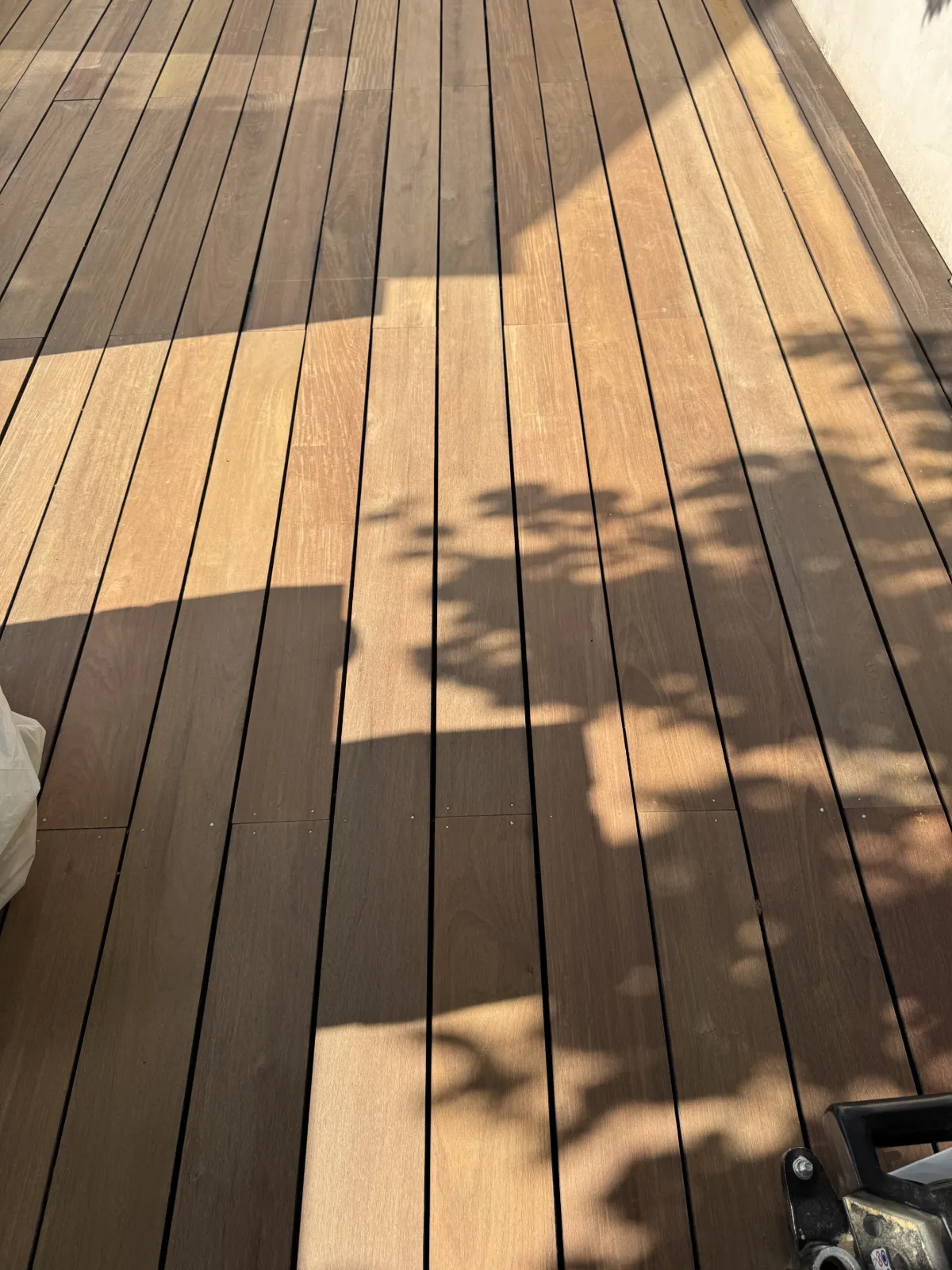 Færdigt resultat: Cumaru (terrasse) Massivt træ køkkenbord i Rødovre behandlet med linolie og transparent terrasseolie — billede 2