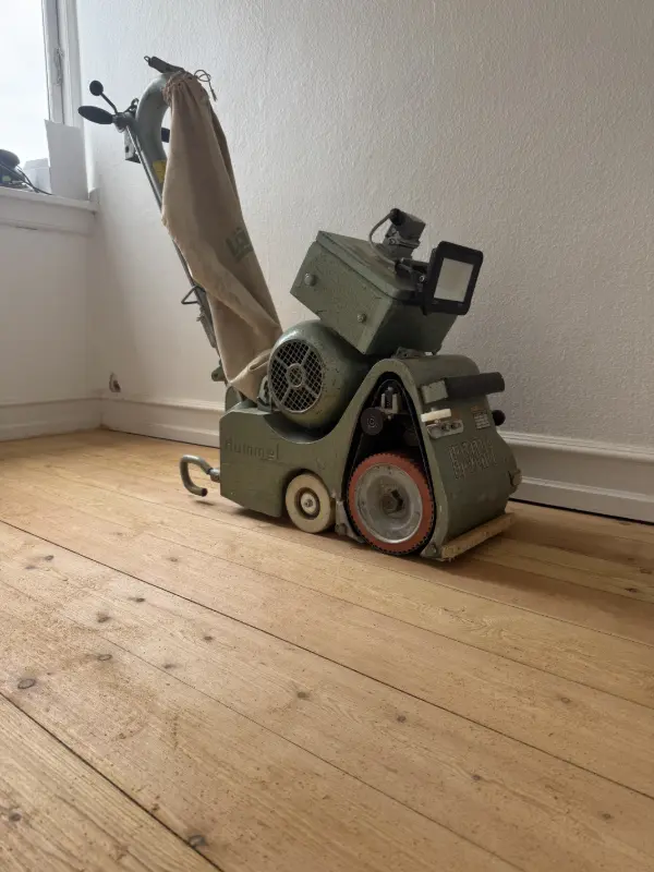 Færdigt resultat: Massivt Fyrretræ i Sorø behandlet med afslibning + 2x ultramat lak